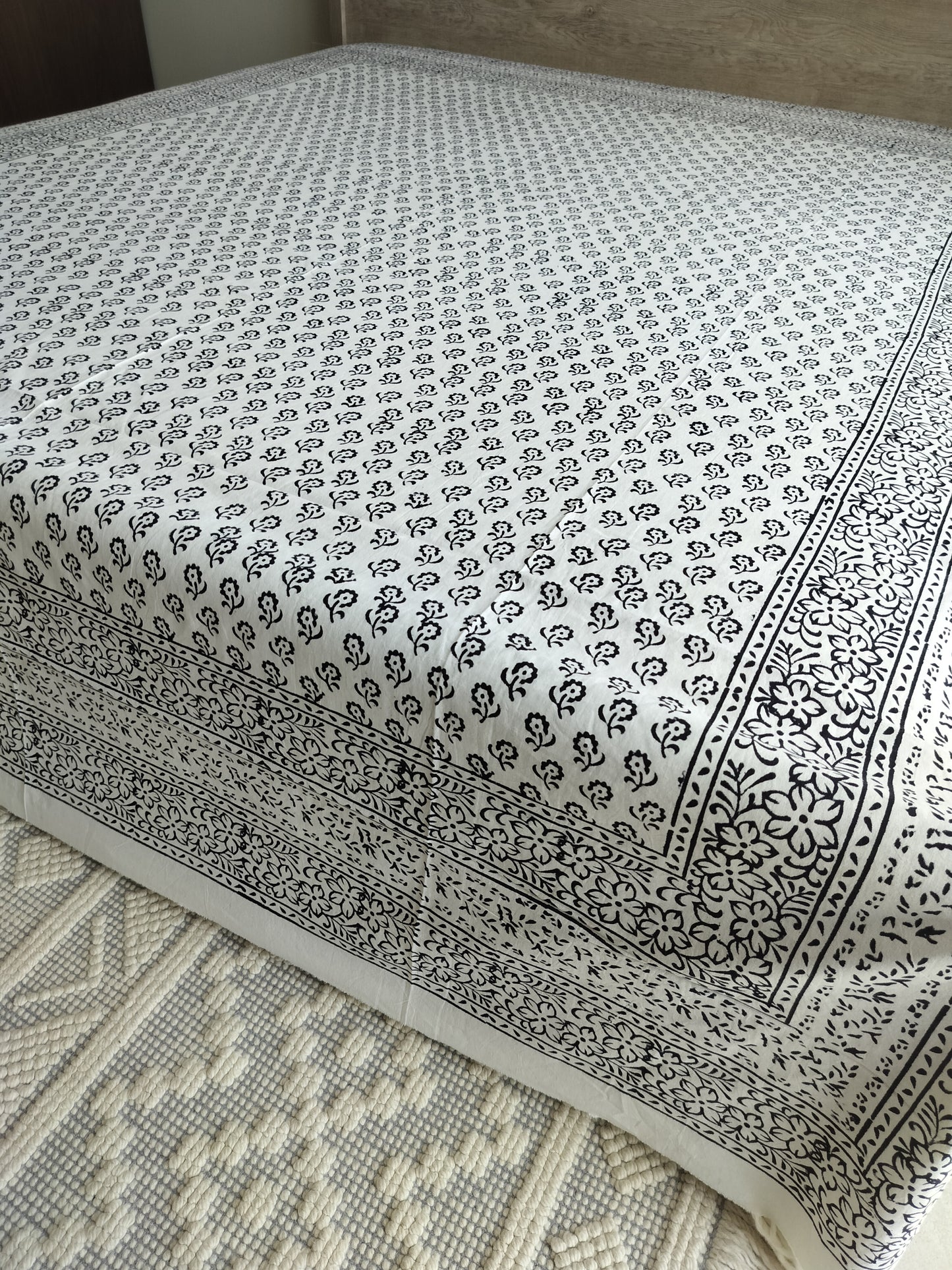 White and Black Bedsheet Beauty🖤
