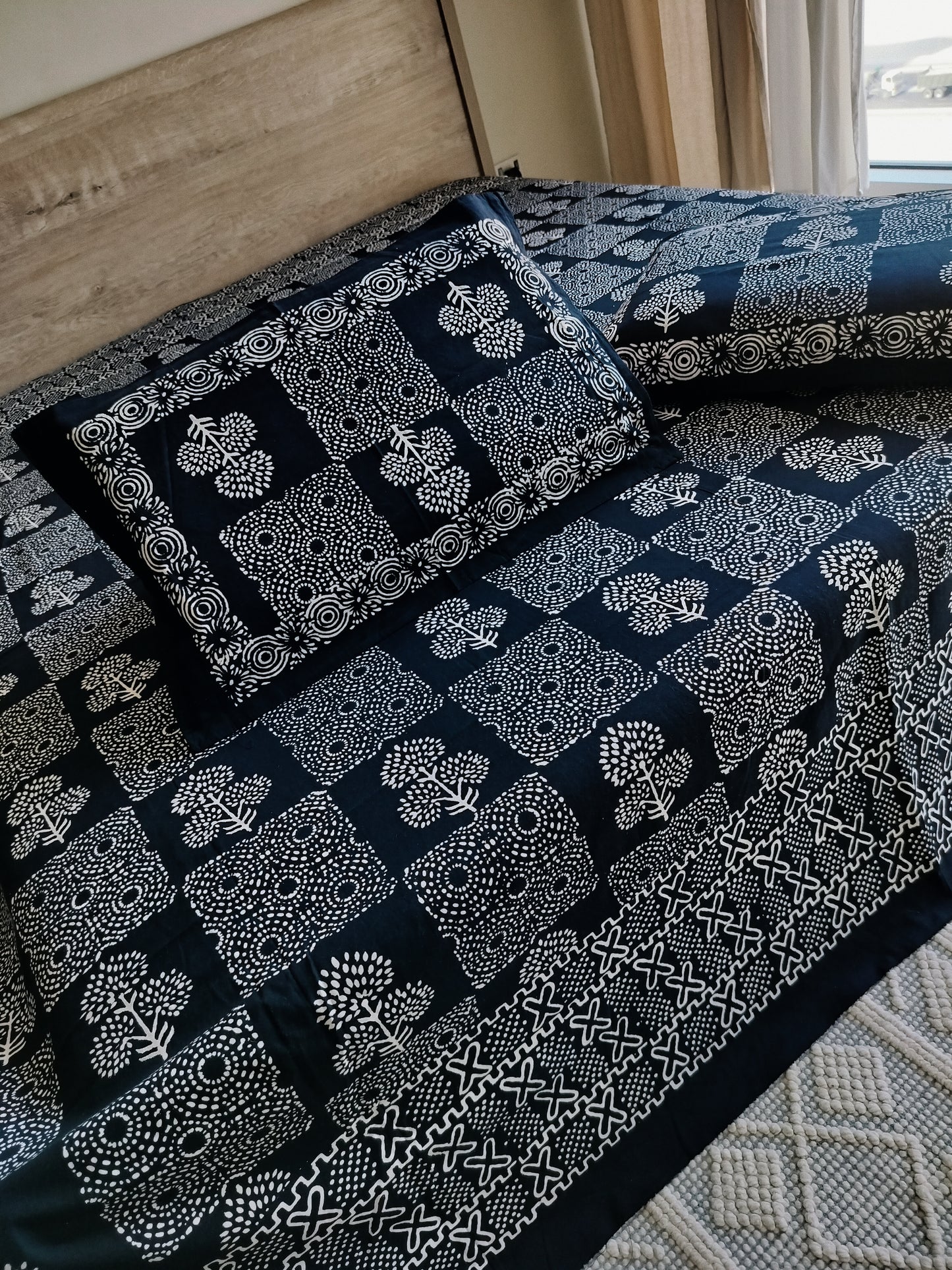 Super king Bedsheet in Black and White