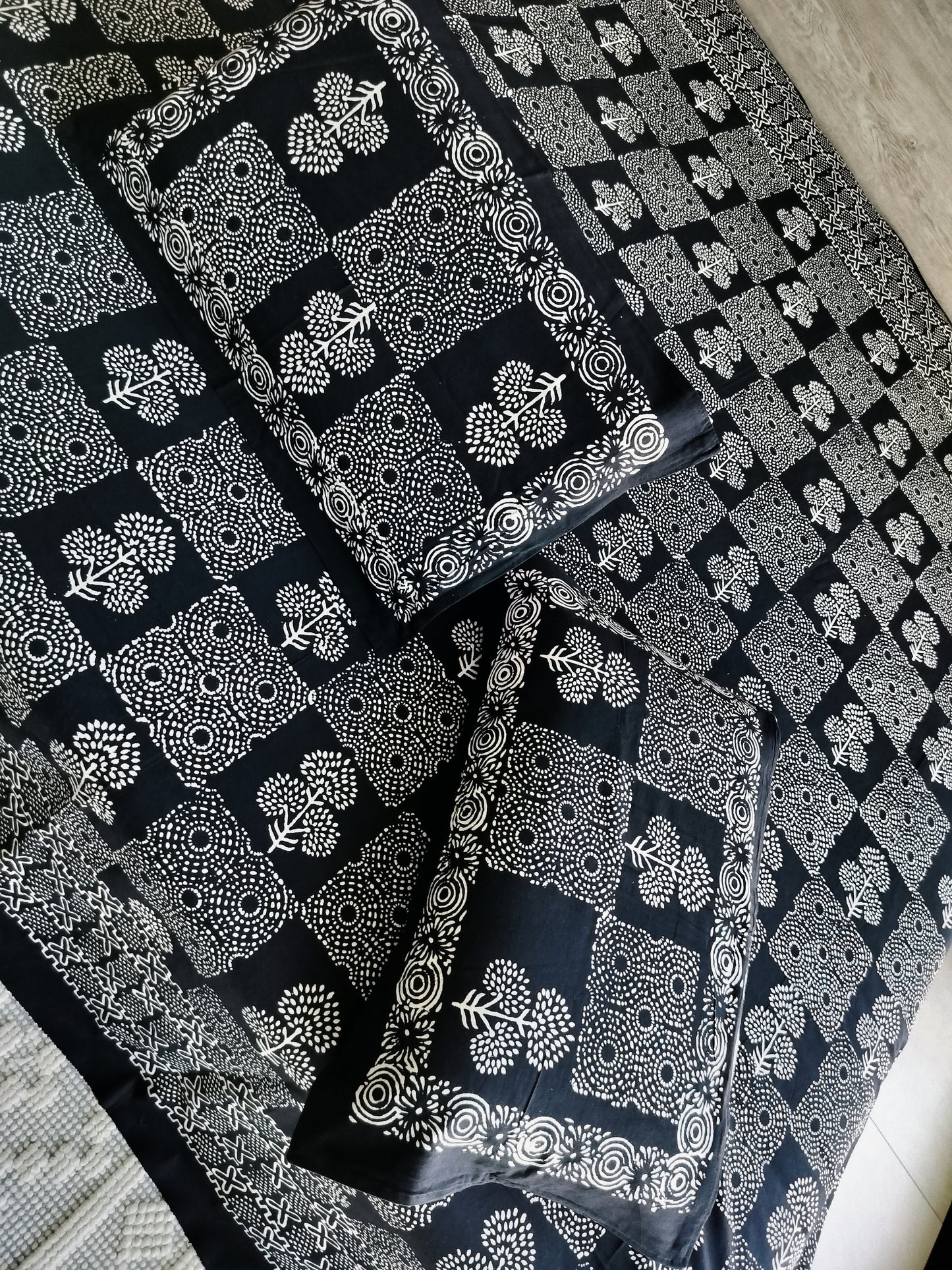 Super king Bedsheet in Black and White