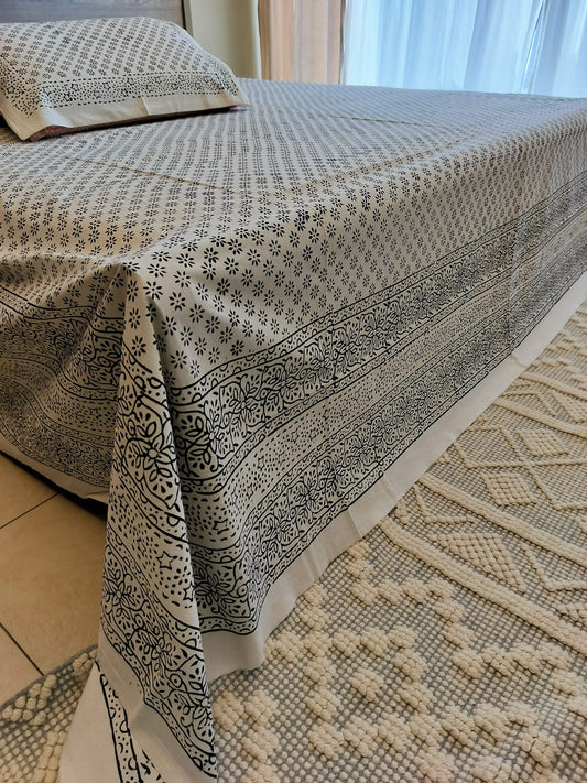 Minimalist Charm – Black & White Bedsheet