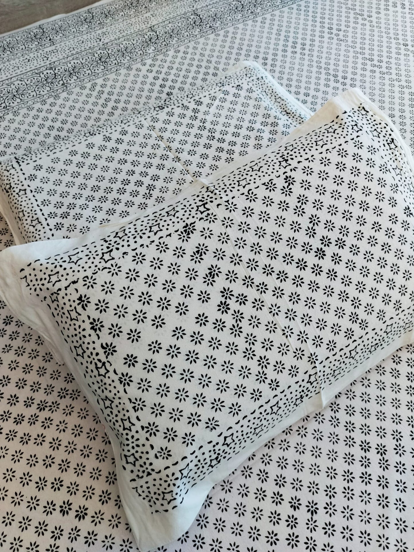 Minimalist Charm – Black & White Bedsheet