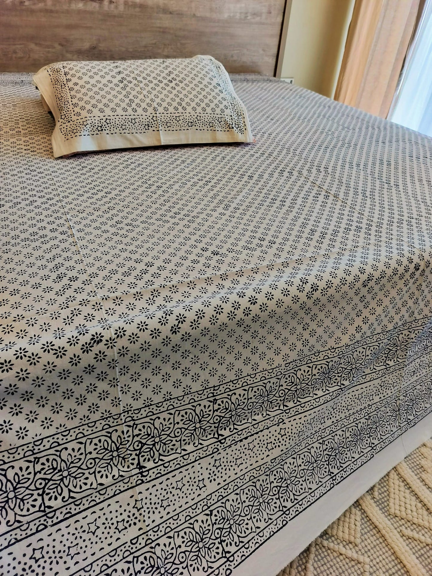 Minimalist Charm – Black & White Bedsheet