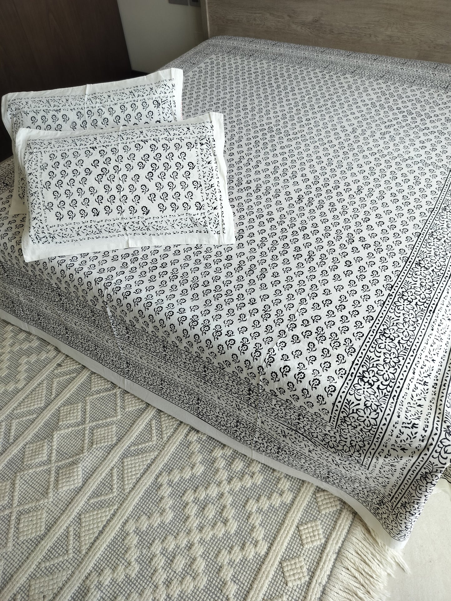 White and Black Bedsheet Beauty🖤