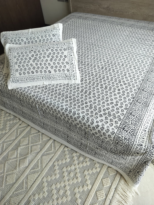 White and Black Bedsheet Beauty🖤
