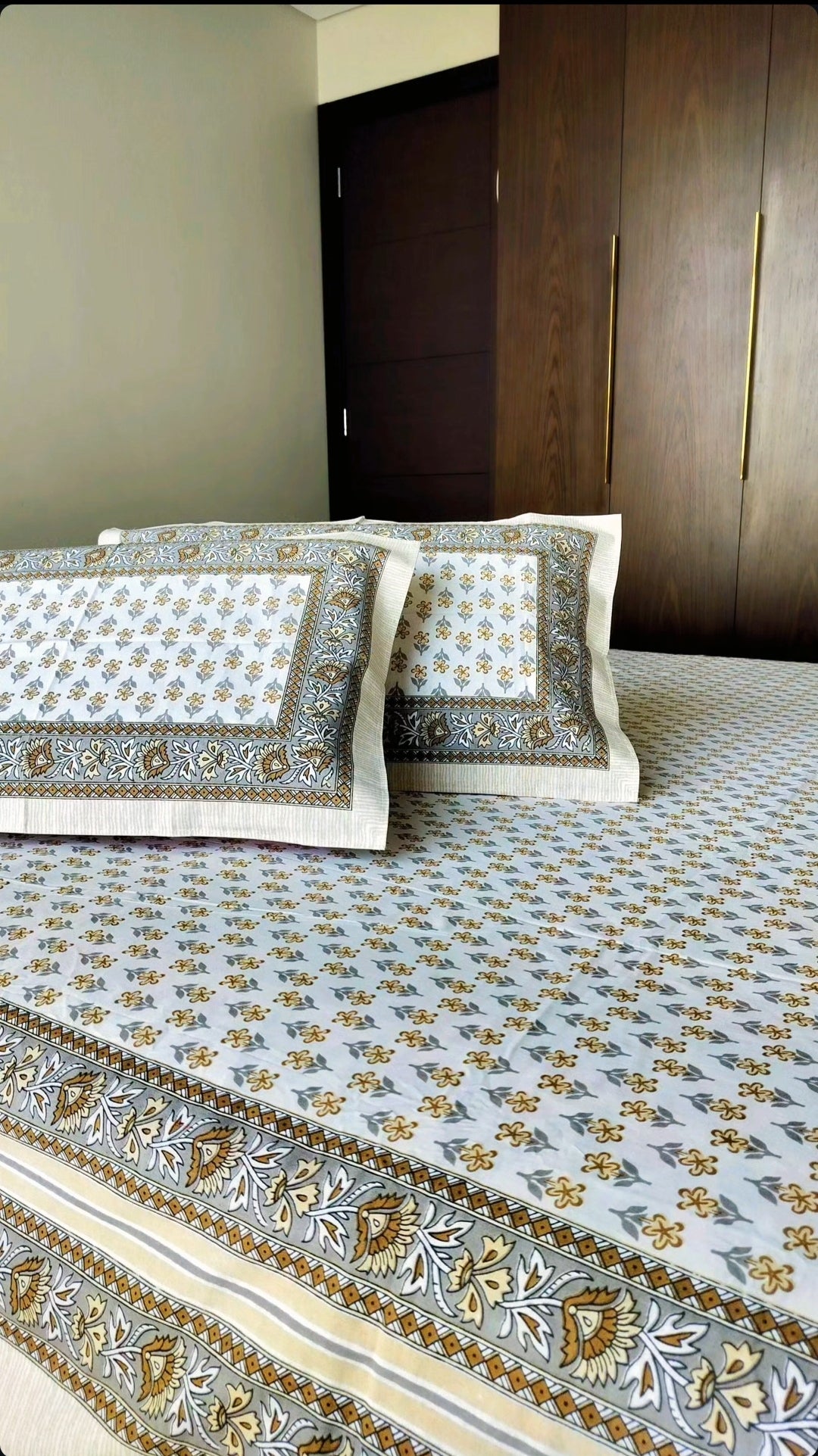 Ivory & Gold Royal Elegance